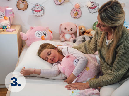 Dziecko korzystające z koca Warm Hug Sówka Psotna